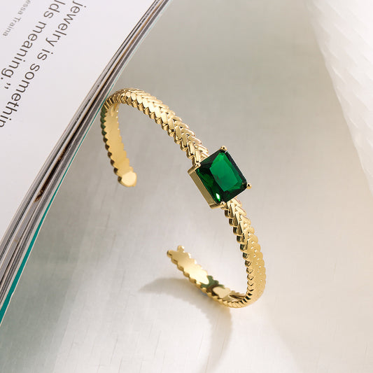 Pulsera Minimalista Abierta Geométrica para Mujer Hecha de Latón con Baño de Oro Real y Engaste Micro-Pavé