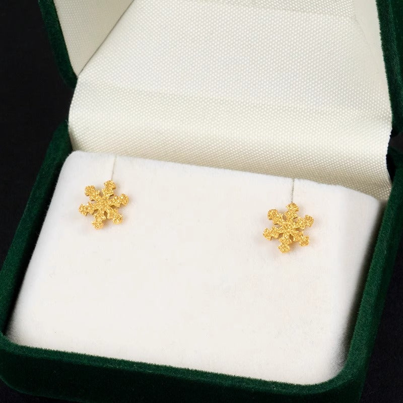 Orecchini a perno minimalisti a forma di cuore in acciaio al titanio con design a fiore di neve e finitura placcata lucida per donna
