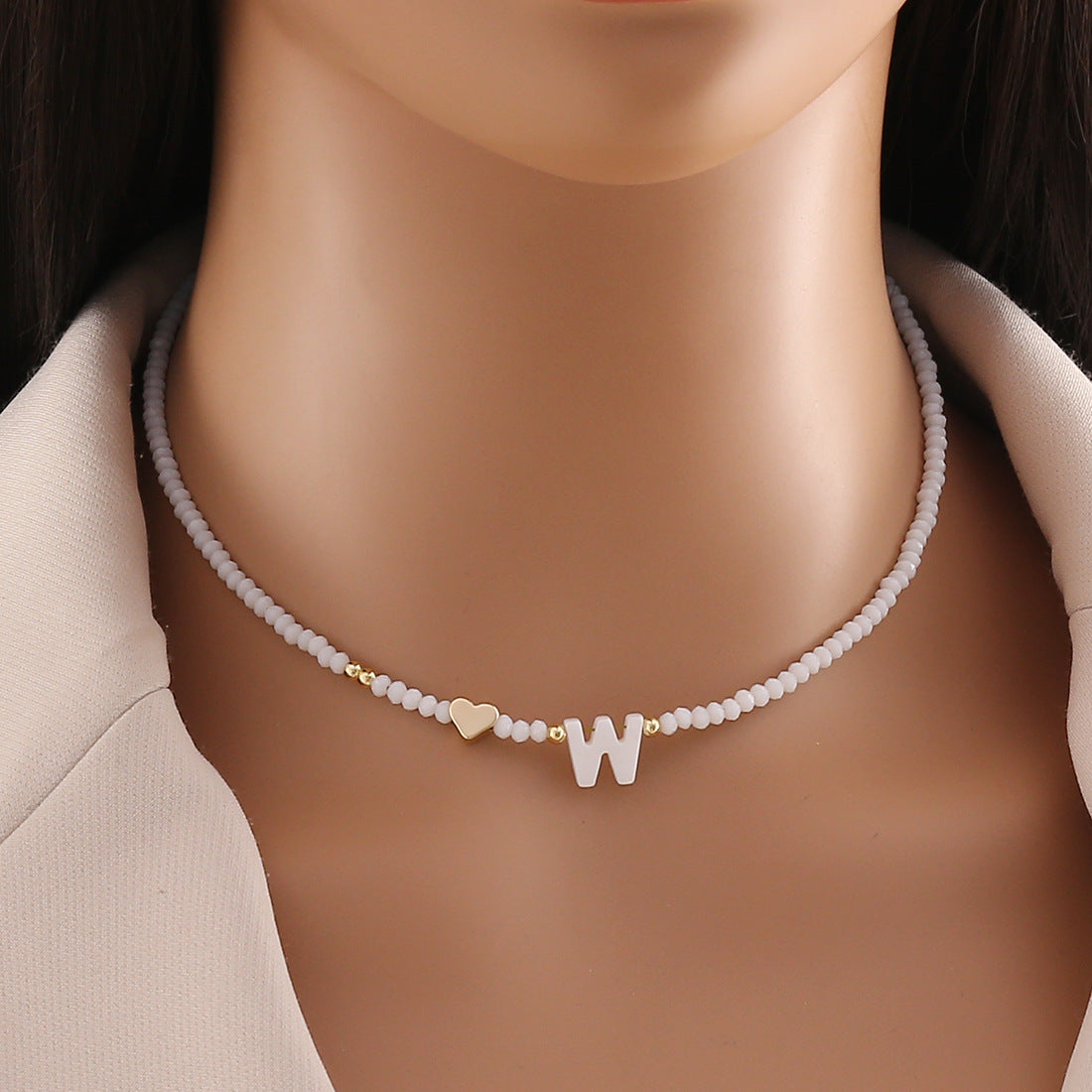Collana con ciondolo a lettera dal design originale con ciondolo a conchiglia e perline di cristallo da donna