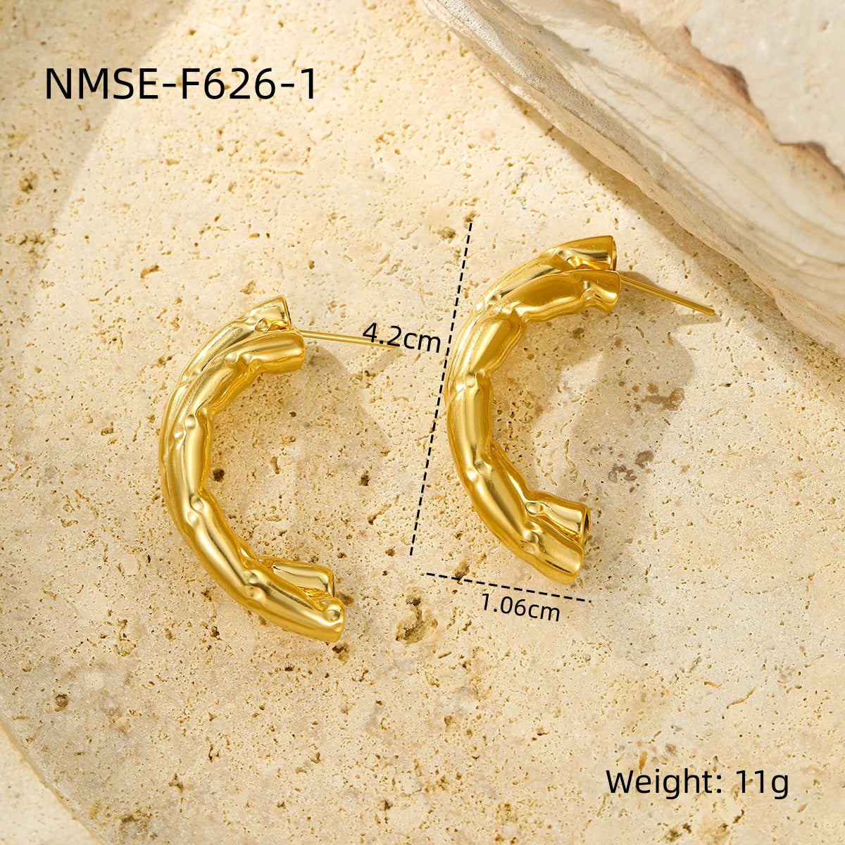 Pendientes de aro minimalistas geométricos de acero inoxidable con forma de arco, superficie texturizada y acabado chapado
