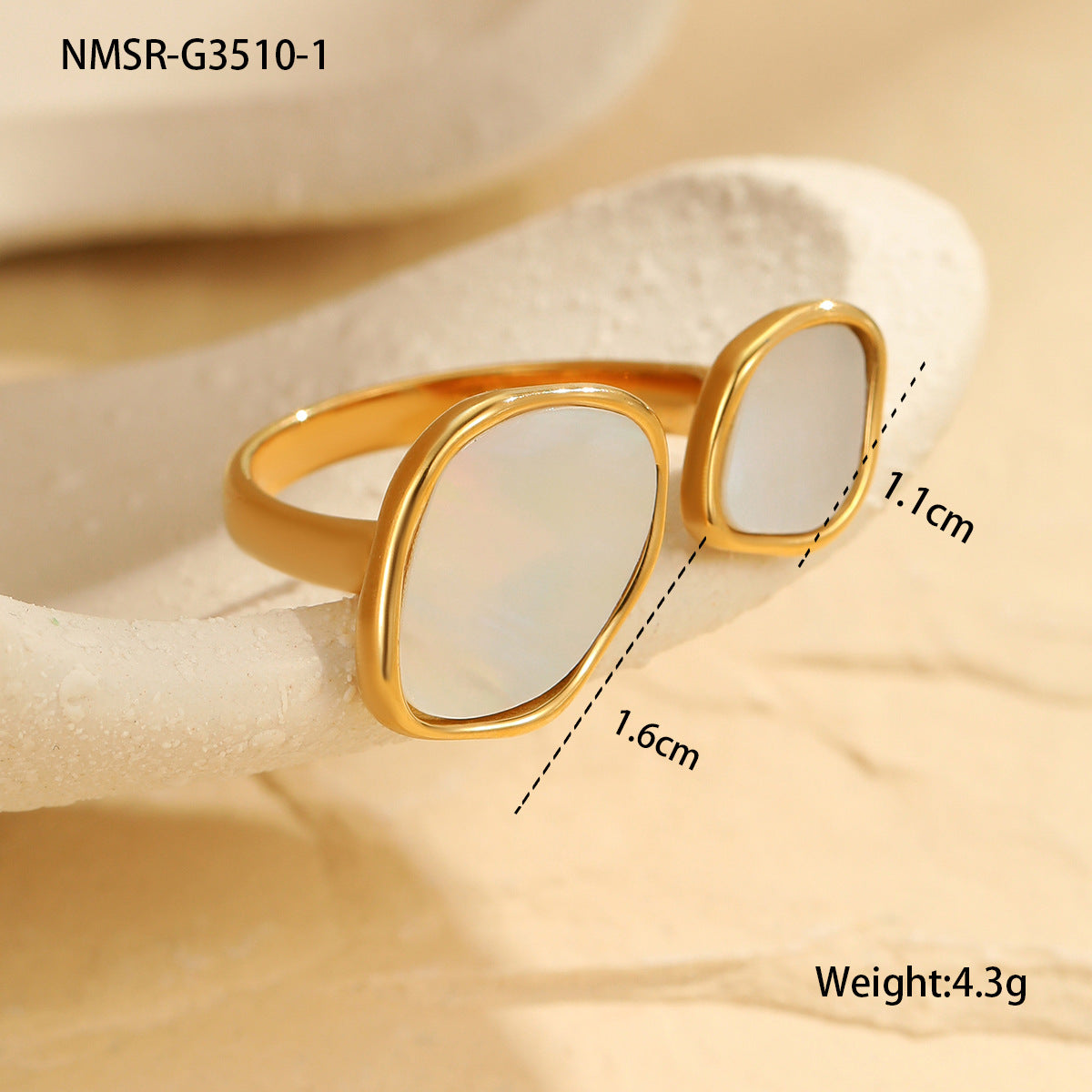 Anello Minimalista Geometrico in Acciaio Inossidabile con Madreperla Bianca, Placcatura in Oro 18K e Design Intrecciato Irregolare