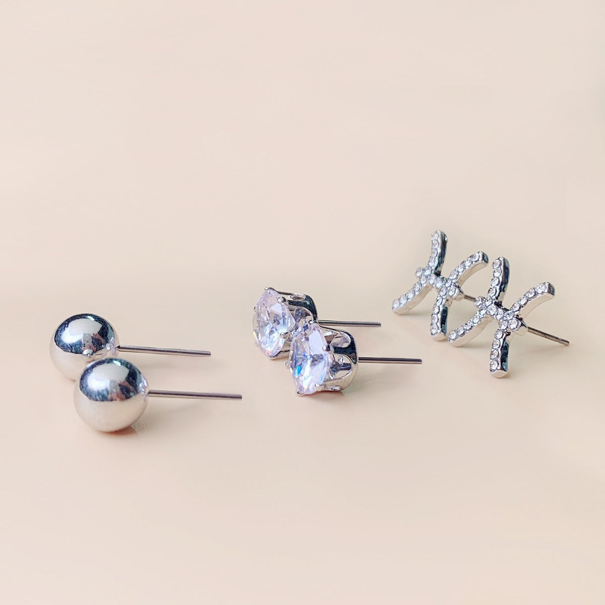 Fashionable Office Lady Geometric Rhinestone-Set Copper Stud Earrings with Diamond-Cut Rhombus and Minimalist Contemporary Design