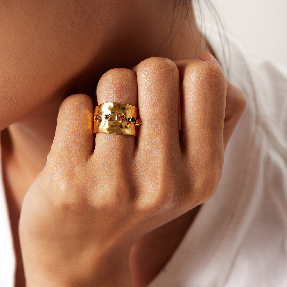 Anello aperto geometrico minimalista d'ispirazione per donna in acciaio inossidabile placcato oro 18 carati con accenti di zirconi colorati