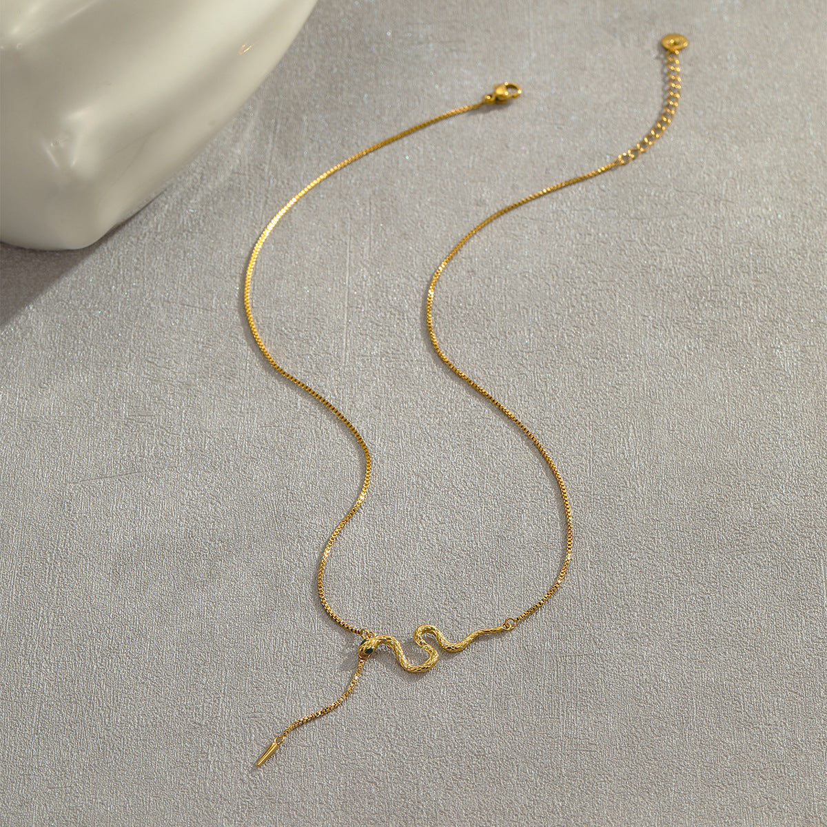 Collar de acero de titanio con forma de serpiente a la moda con incrustaciones de diamantes de imitación y colgante de flecos para mujer