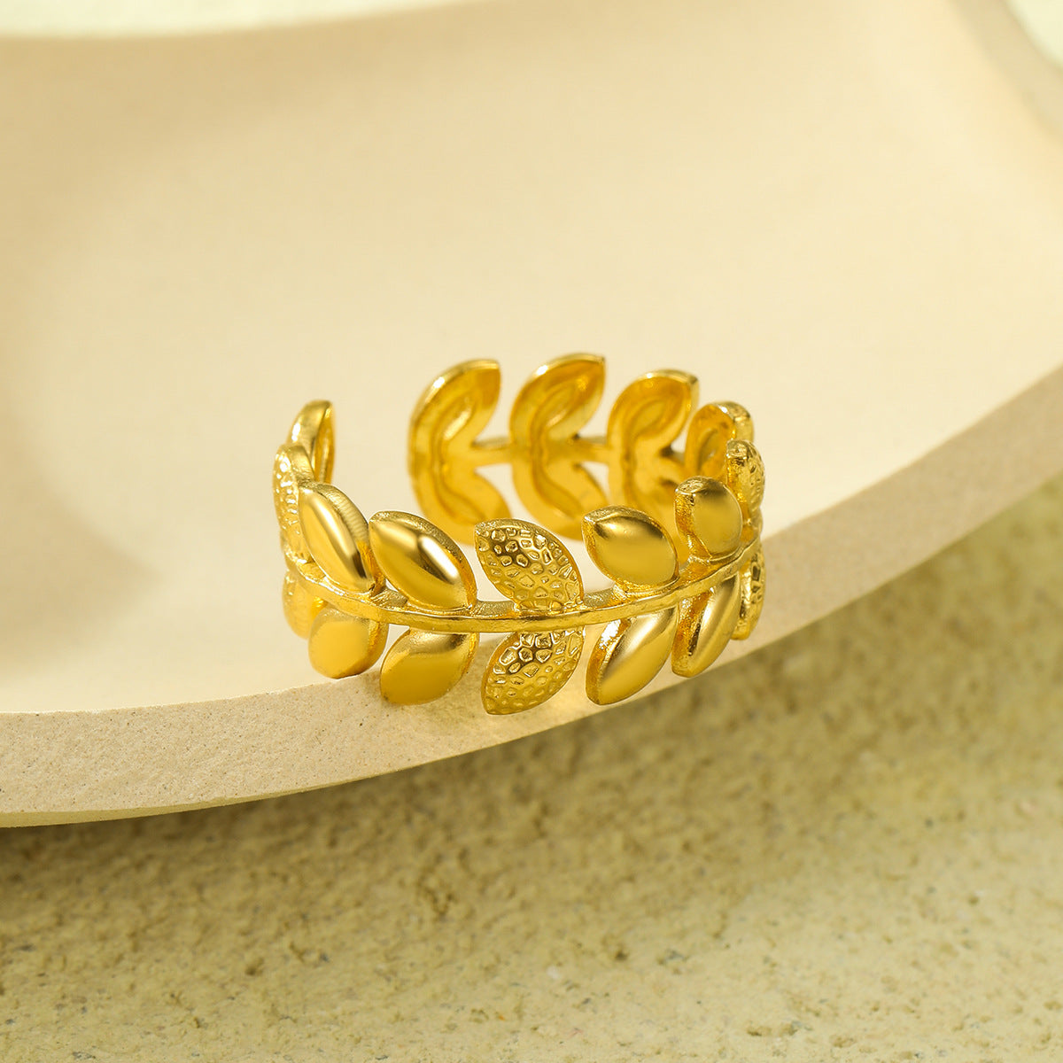 Anello in Acciaio Inossidabile Lusso Minimalista con Design a Foglia Placcata Oro 18K per Donna