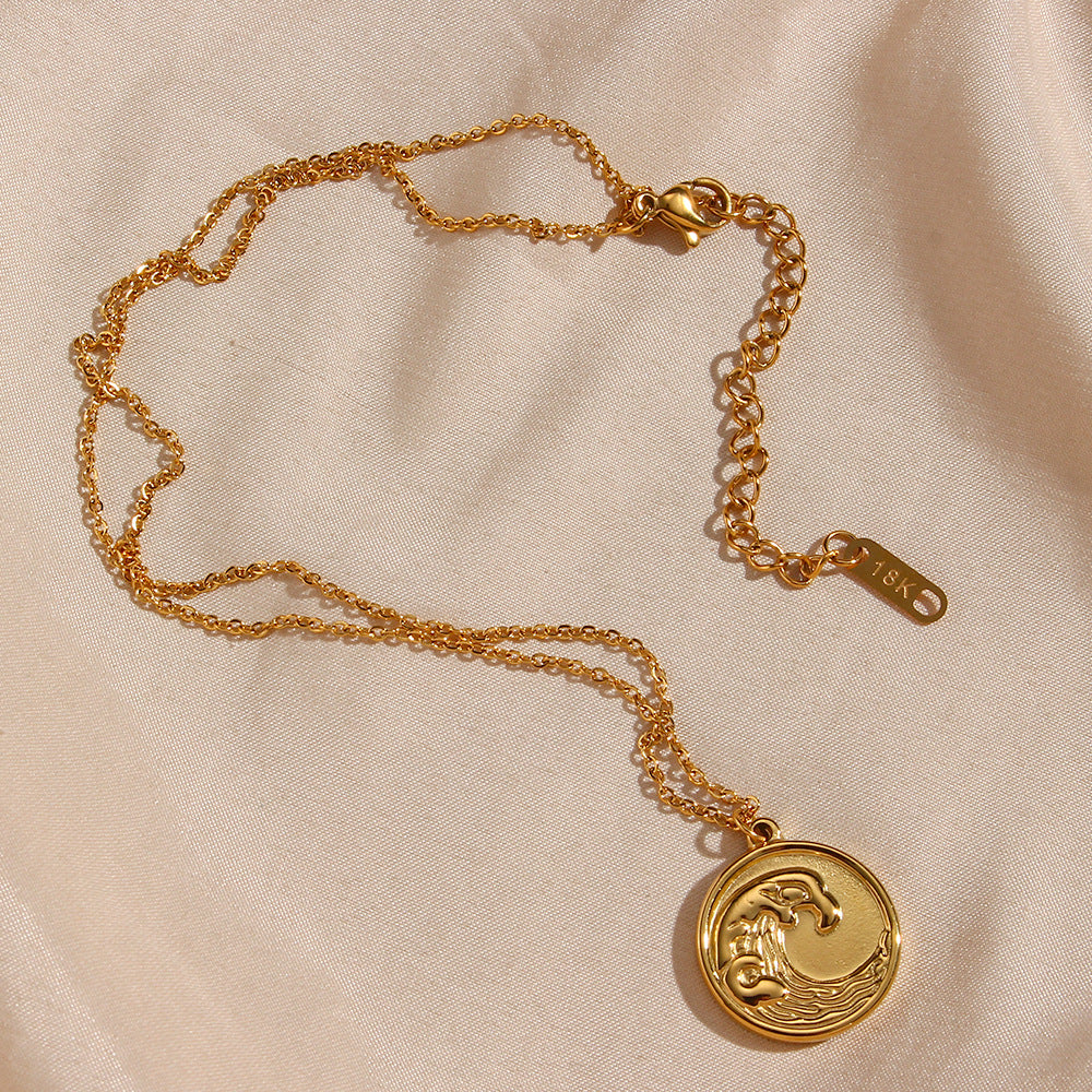 Collana da donna con ciondolo a moneta rotonda in acciaio inossidabile placcato oro 18 carati a forma di onda alla moda