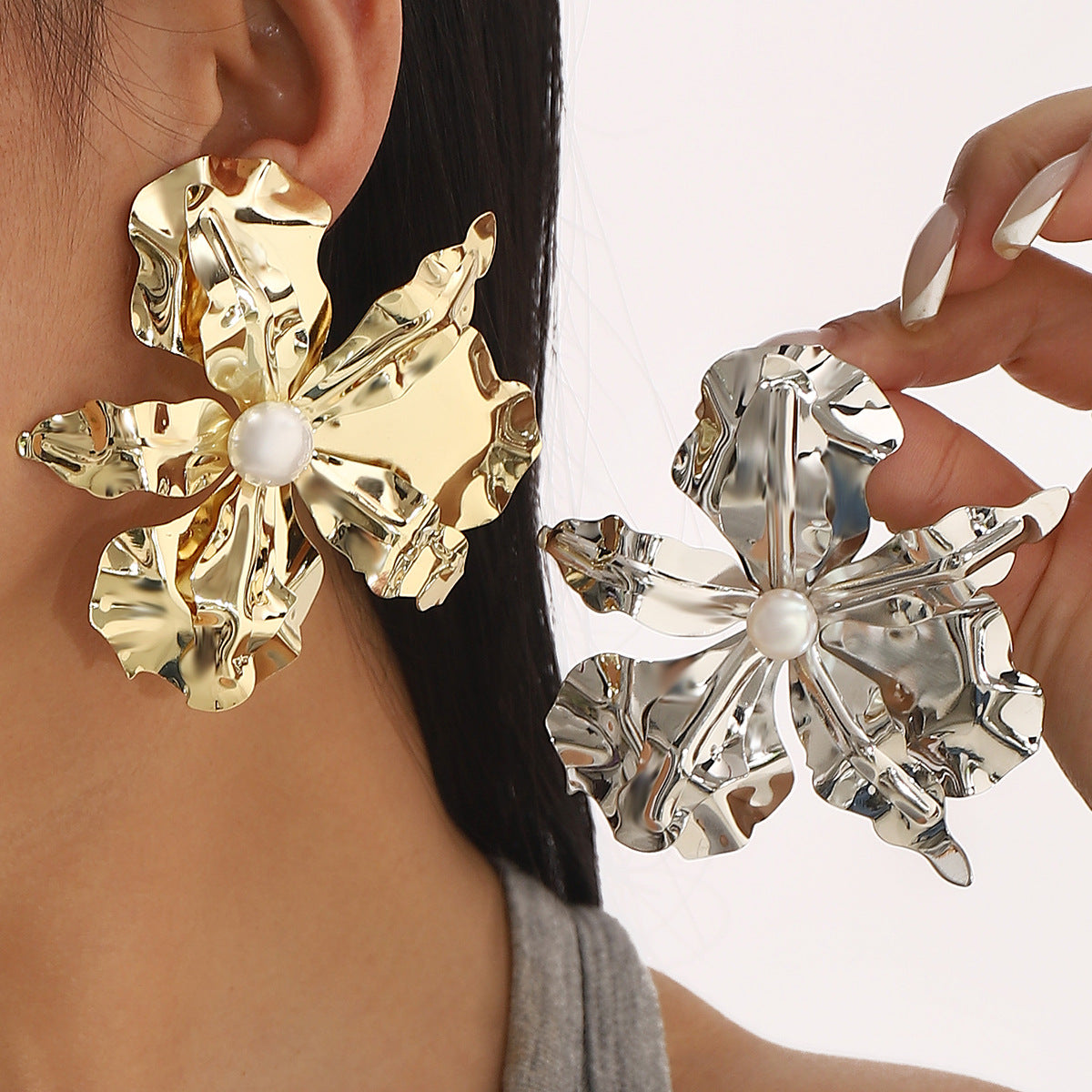 Pendientes de aleación con diseño floral exagerado para mujer, con incrustaciones de perlas de imitación y acabado chapado.
