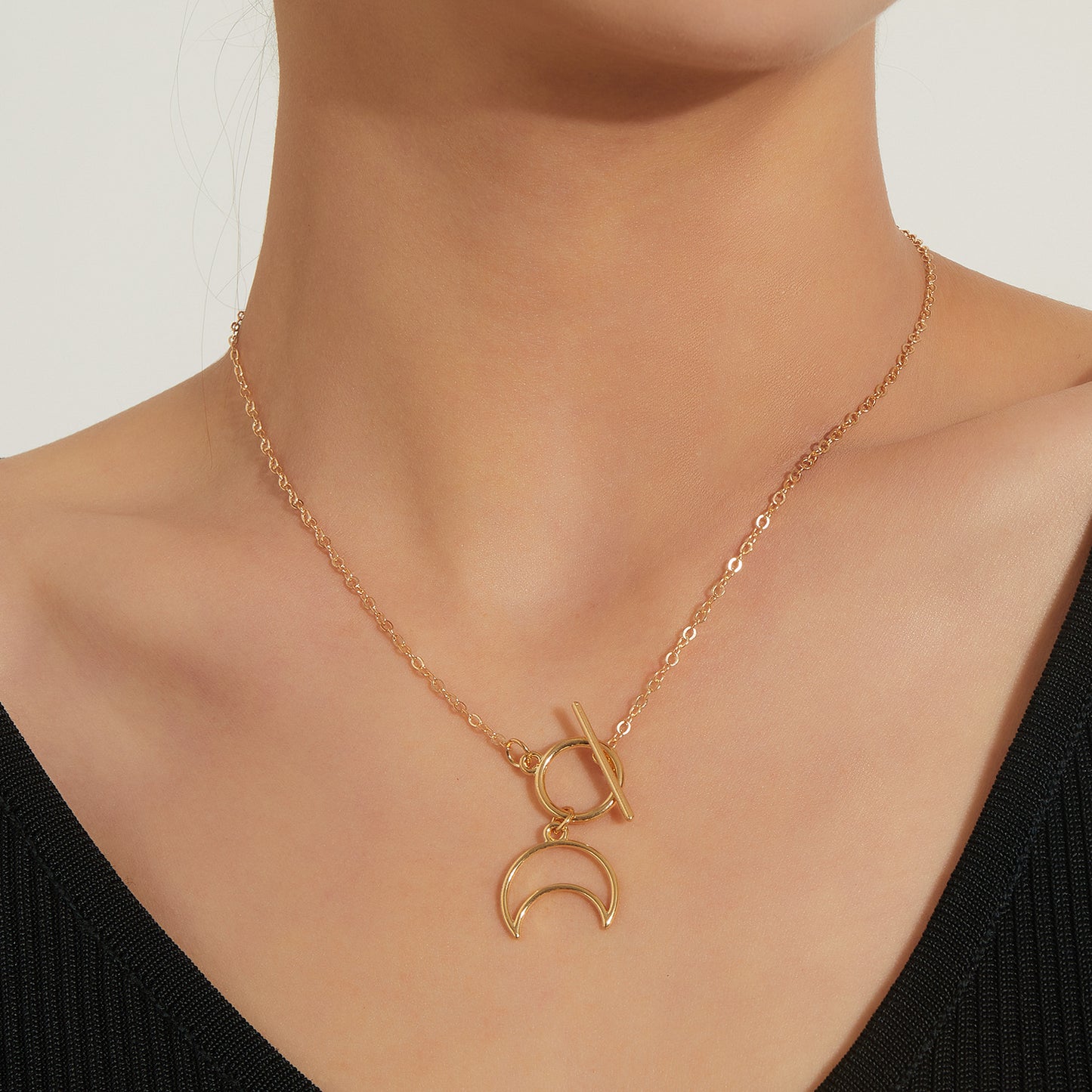 Fashion Moon-Shaped Alloy Necklace with Plated Finish for Women Geometric Pendant on Tiny-Link Chain