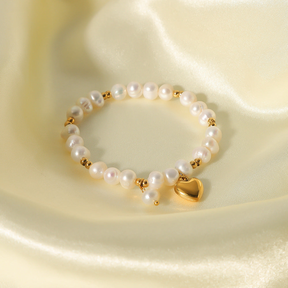 Bracciale da donna in perle d'acqua dolce a forma di cuore stile INS e acciaio al titanio con ciondolo in acciaio inossidabile placcato
