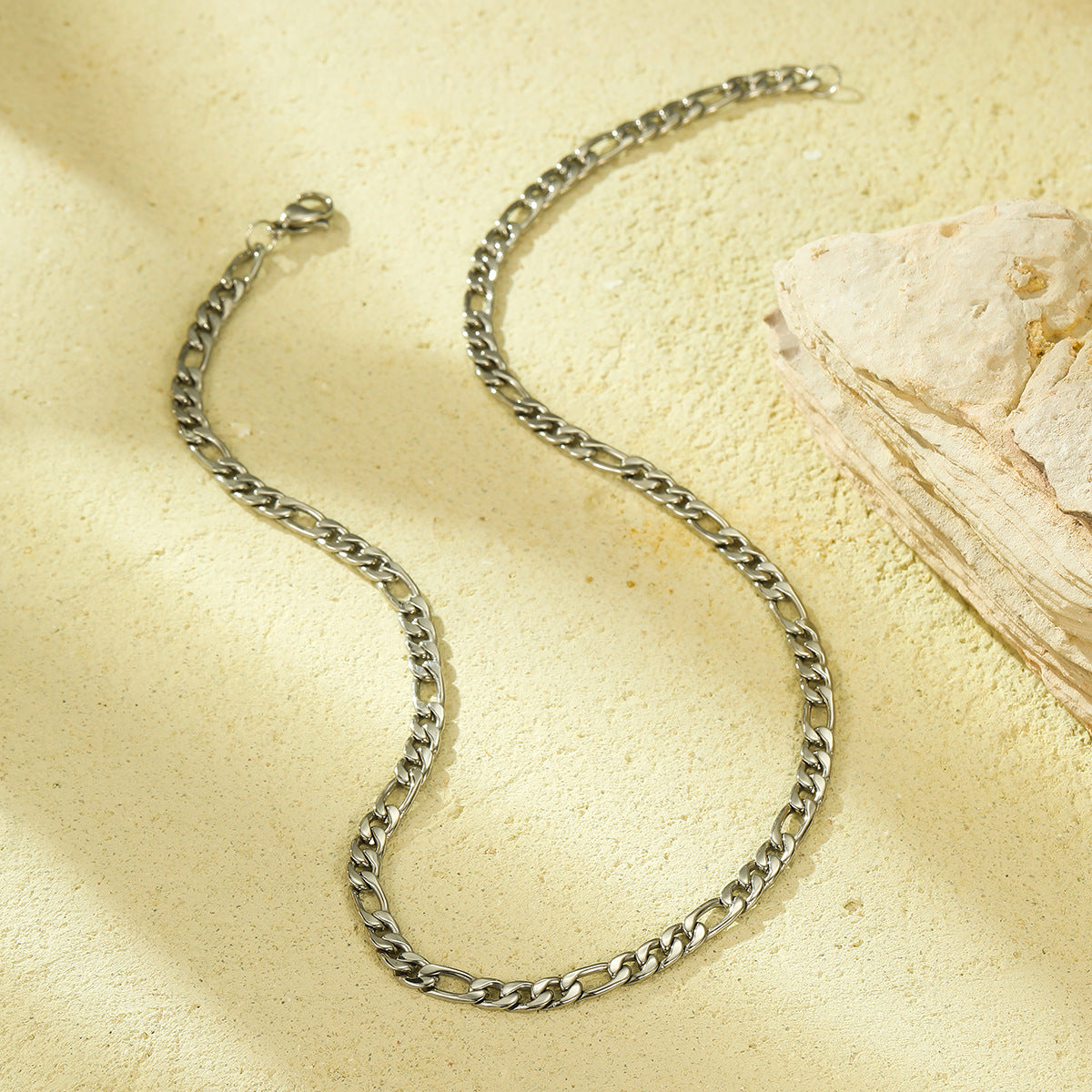 Collar minimalista de acero inoxidable con baño de oro de 18 quilates y diseño de cadena clásico para mujer