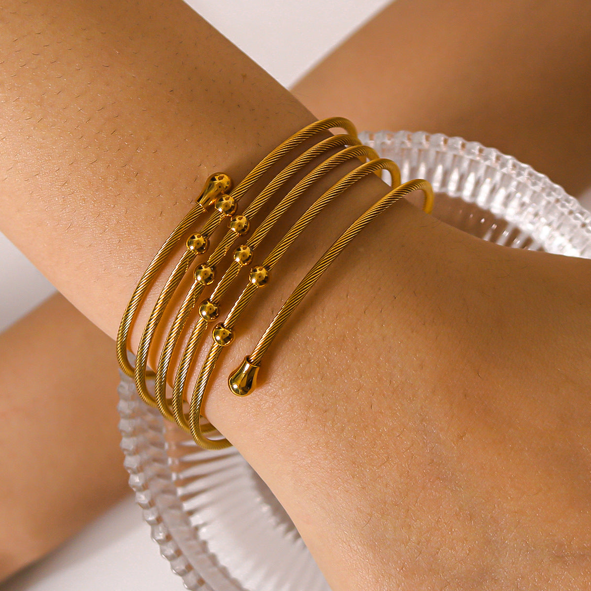 Bracciale da donna in acciaio inossidabile intrecciato a torsione irregolare stile Ins con finitura placcata