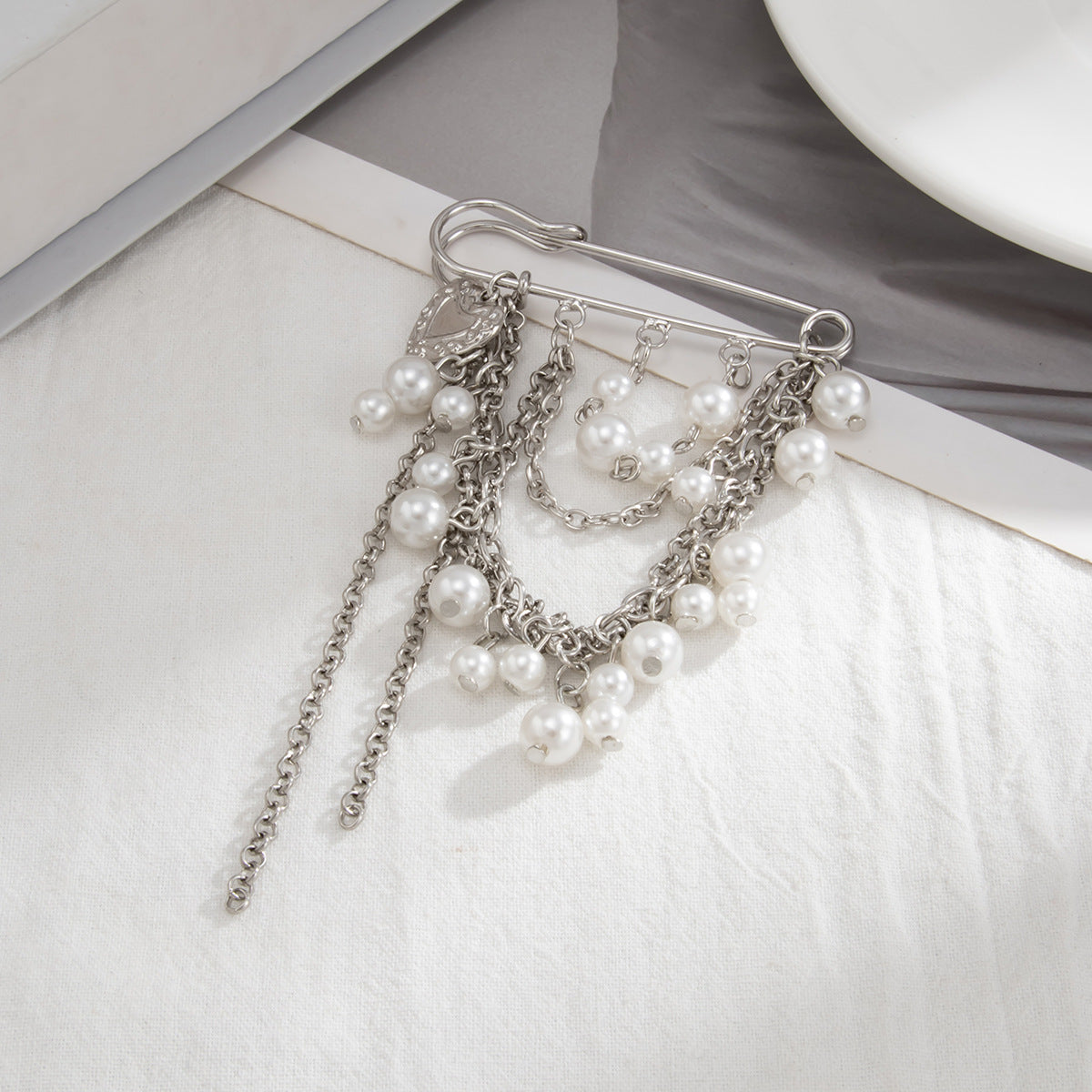 Broche colgante de borla estilo perla geométrica para mujer con acabado chapado, pin decorativo antideslizante multiuso ajustable para la cintura
