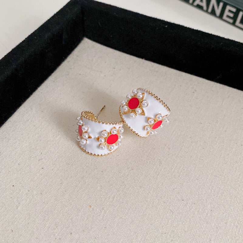 Pendientes de perlas florales vintage con incrustaciones de diamantes de imitación en acero de titanio y postes de plata 925, diseño de esmalte goteado en forma de lágrima para mujer