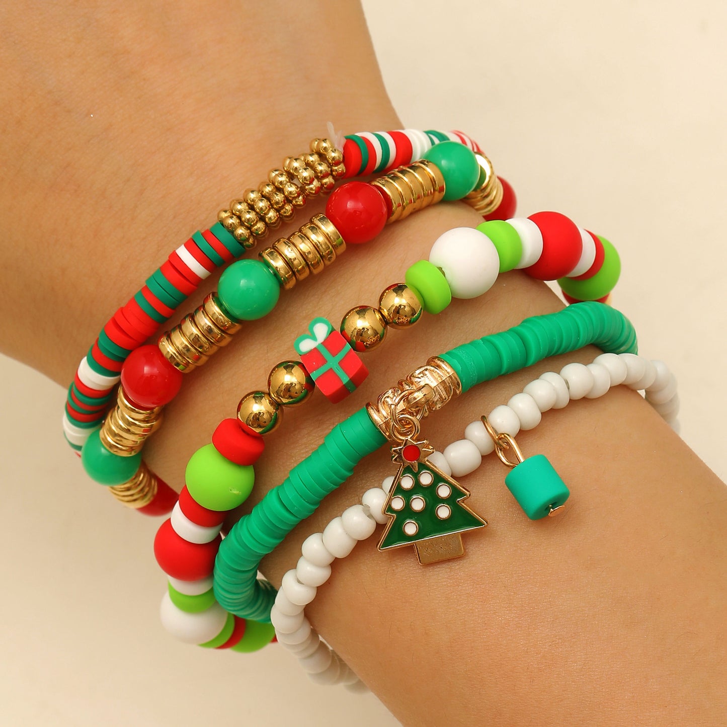 Set di braccialetti natalizi in argilla polimerica fatti a mano con perline alfabetiche, ciondoli a forma di fiocco di neve, renna e Babbo Natale, elastici, regalo per le festività natalizie