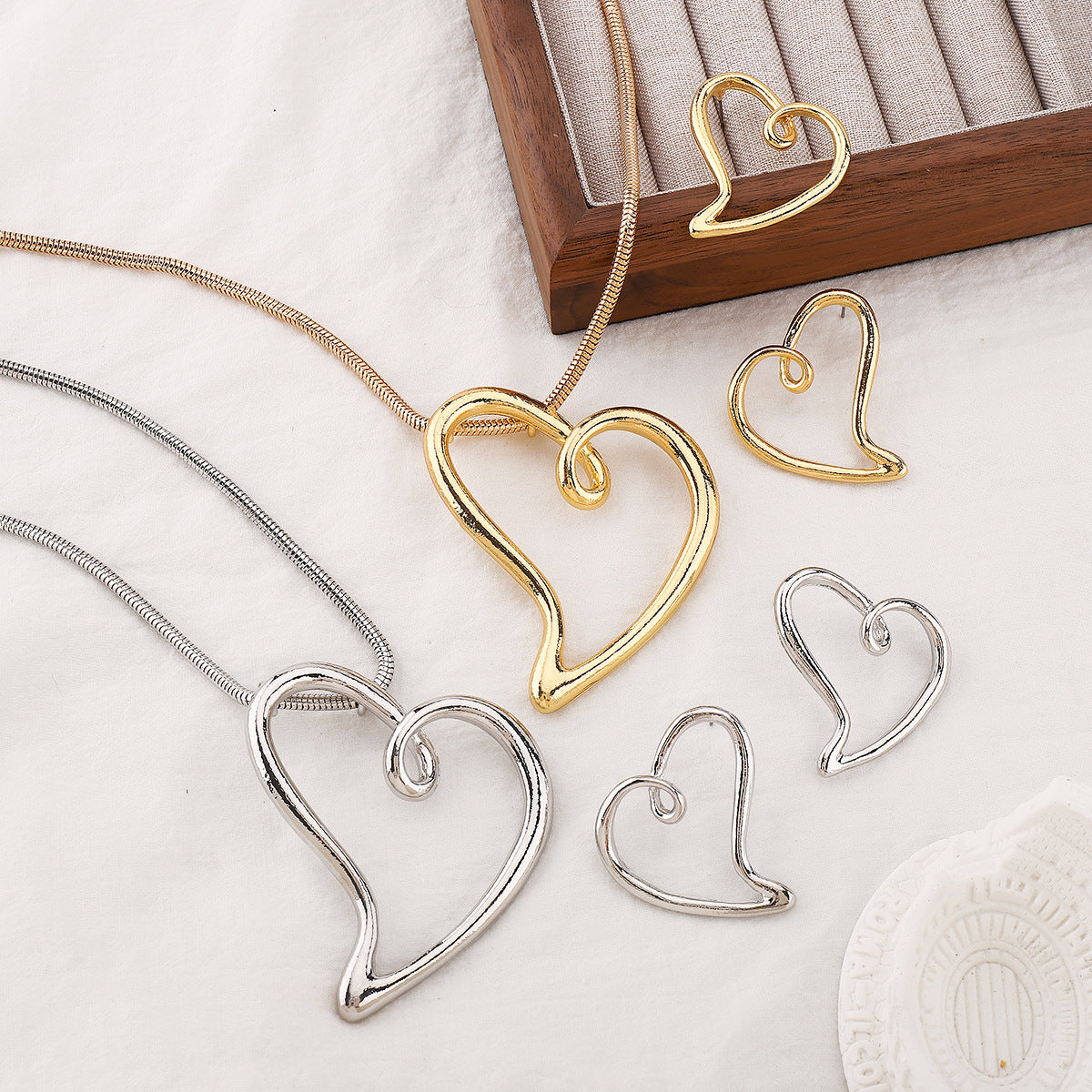 Minimalist Hollow Heart Pendant Necklace in Alloy with Electroplated Finish for Women