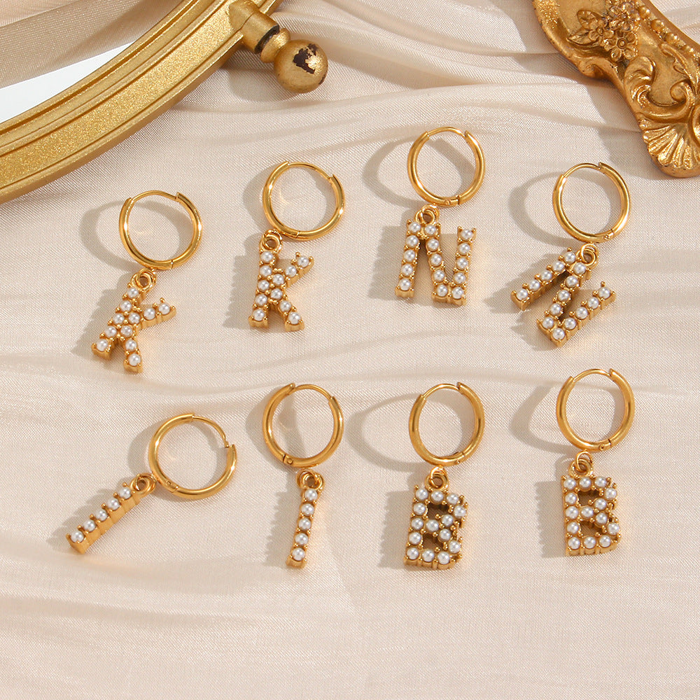 Orecchini a perno a forma di lettera dal design minimalista per donna in acciaio inossidabile con placcatura in oro 18 carati e dettagli in perle