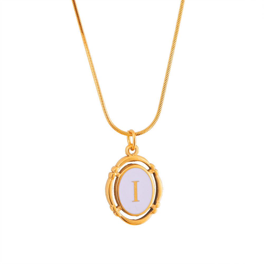Collana con Pendente Ovale Minimalista a Forma di Lettera in Acciaio al Titanio Placcato Oro con Finitura Smaltata Unisex