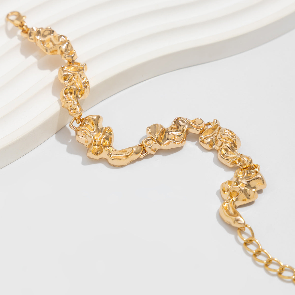 Collana con ciondolo geometrico a forma di lava irregolare, punk minimalista, in lega, con texture metallica galvanizzata per donna