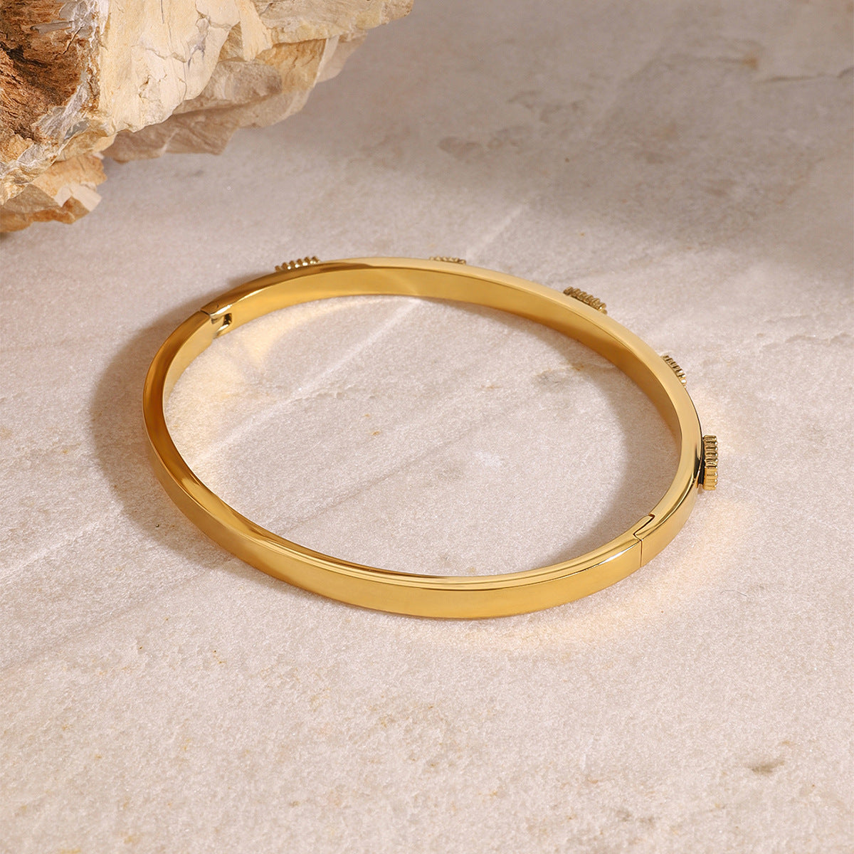 Bracciale alla Moda in Acciaio Inossidabile Geometrico con Zirconia Verde e Finitura Placcata