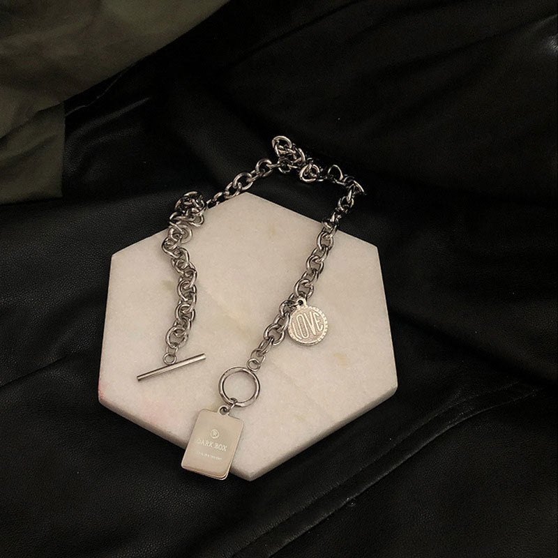 Collana con Pendente Geometrico in Acciaio Inossidabile per Donna e Uomo con Ciondoli in Acciaio al Titanio Lucidato e Catena a Croce