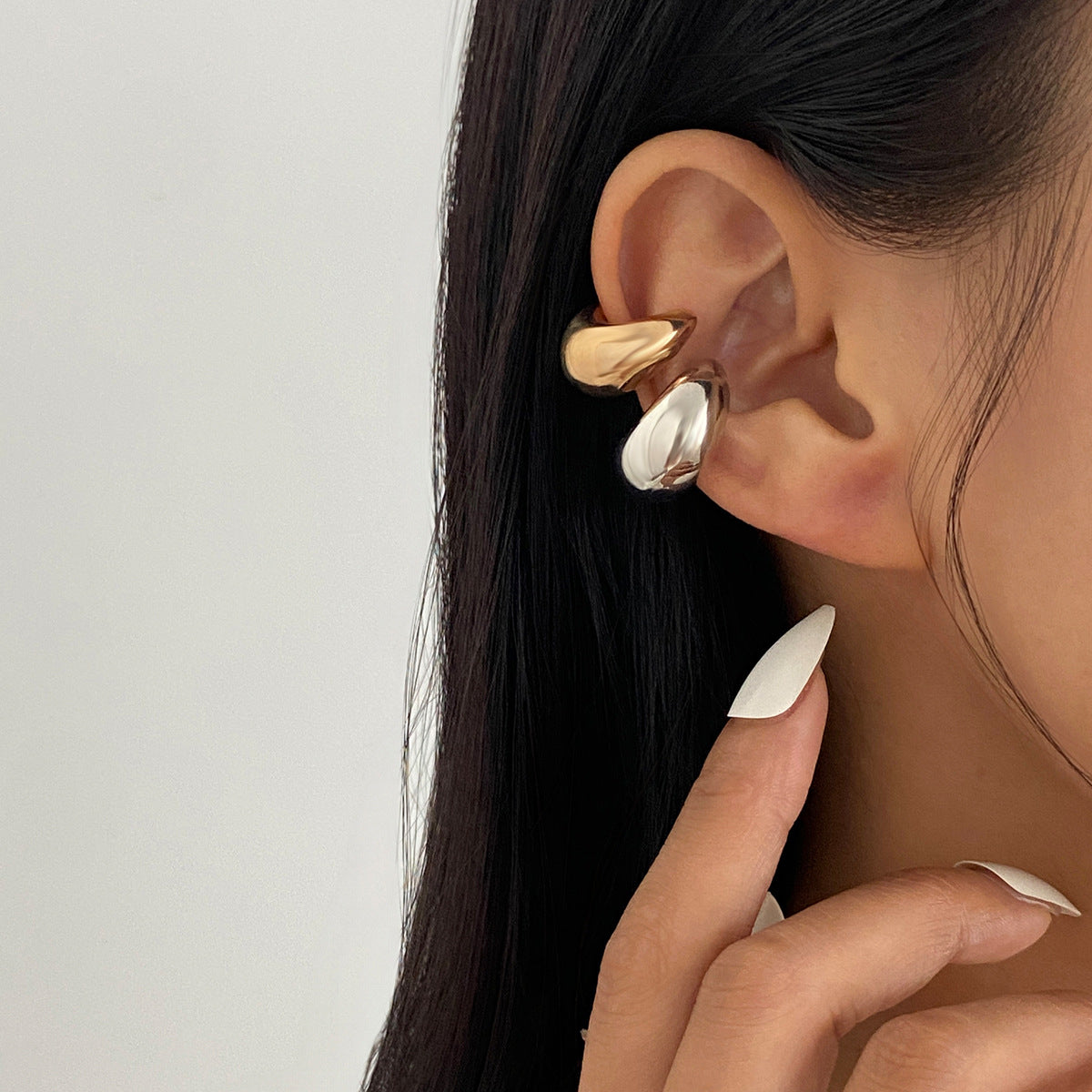 Orecchini a clip lucidi geometrici minimalisti a forma di C da donna con finitura galvanica