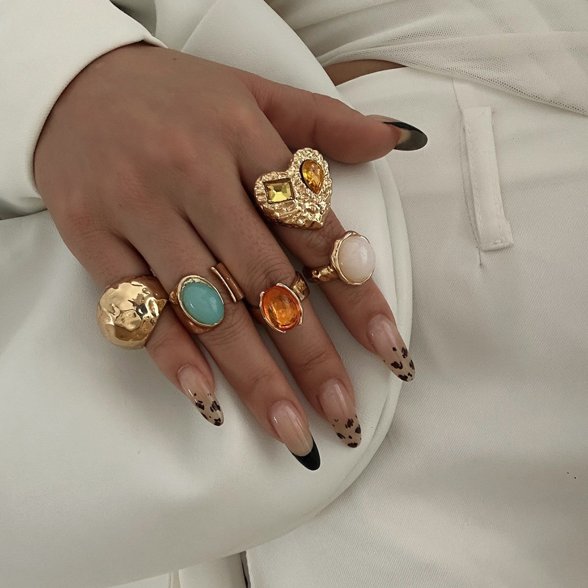 Anello di lusso in lega placcata con intarsio a cuore geometrico con strass e texture increspata da donna
