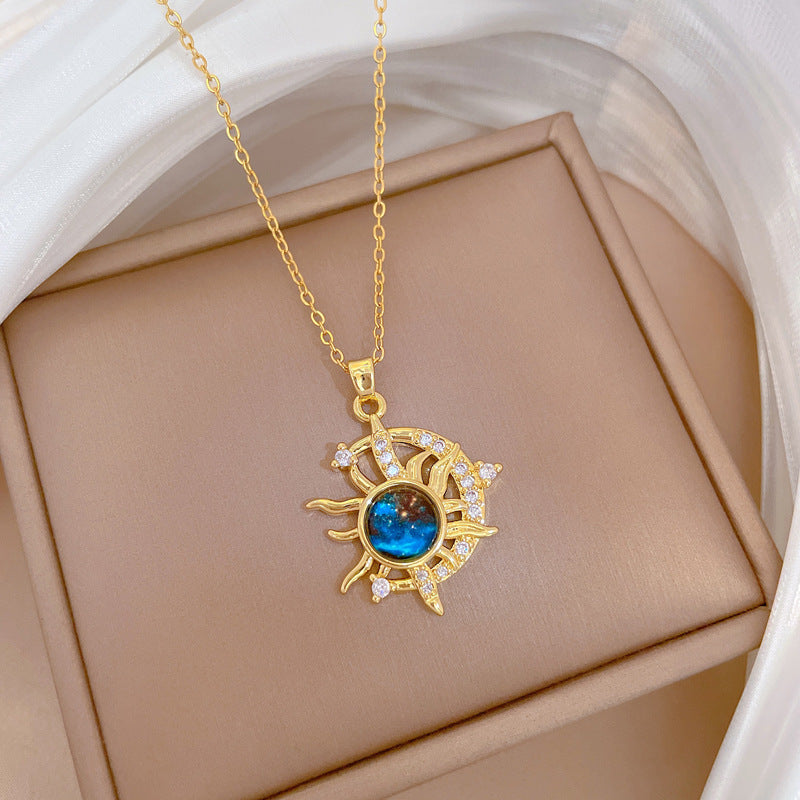 Collana con Pendente Minimalista a Mezzaluna e Stella in Acciaio al Titanio con Intarsio di Strass per Donna e Unisex