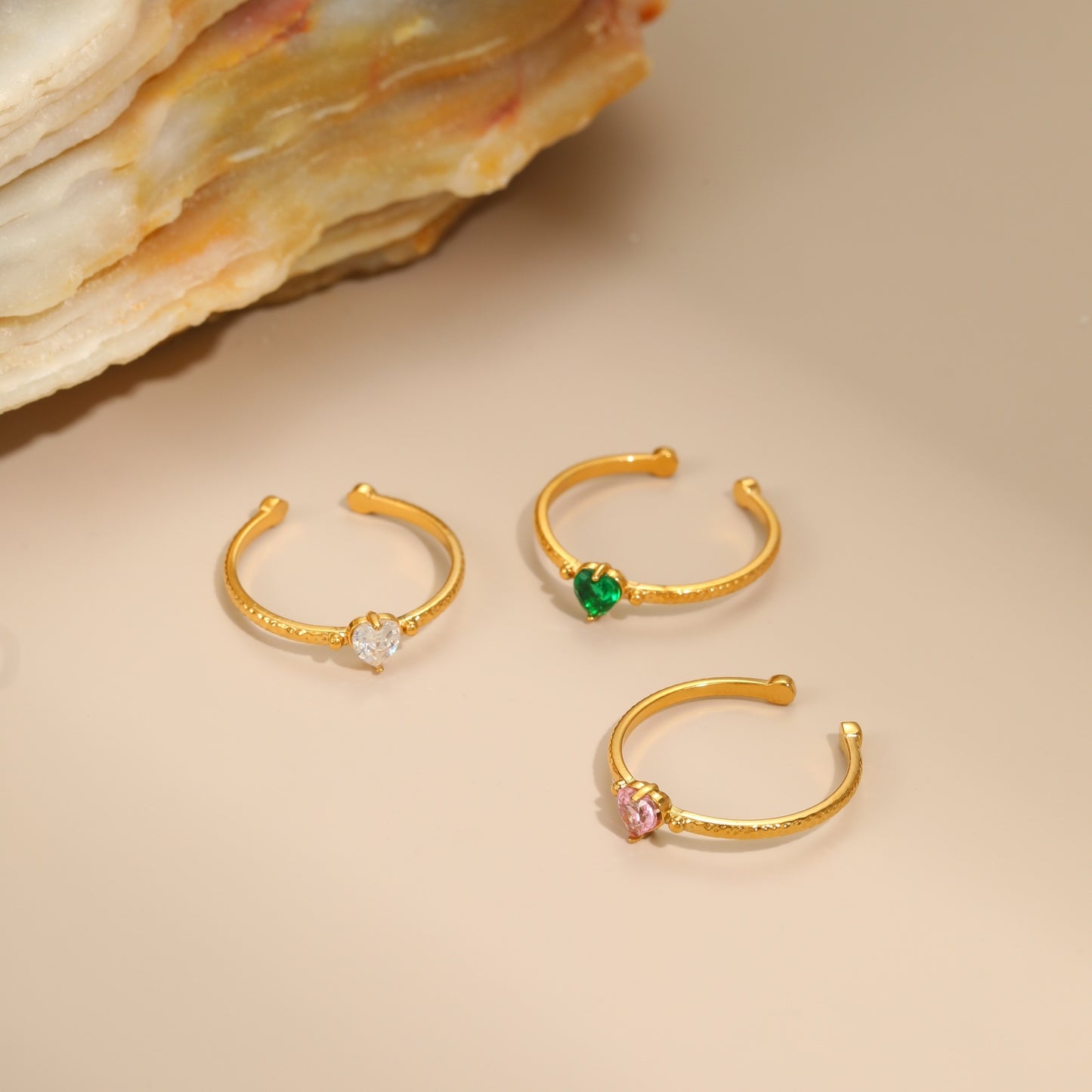 Anillo de acero de titanio con forma de corazón, incrustaciones de diamantes de imitación, chapado en oro, anillo de banda abierta ajustable de acero inoxidable para mujer