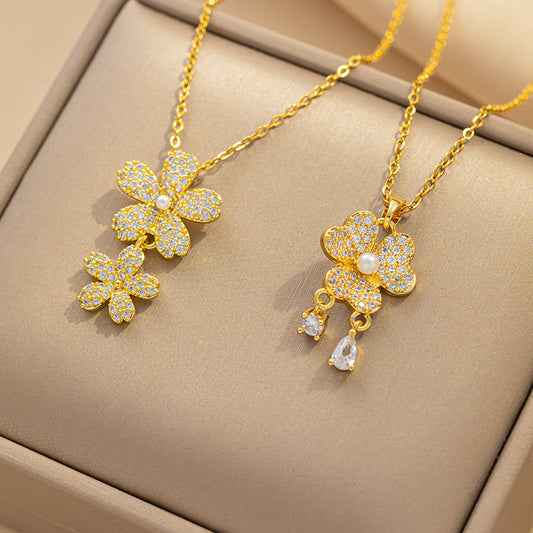 Collar con colgante floral de tres pétalos de lujo minimalista para mujer en acero de titanio con incrustaciones de pedrería y cadena O