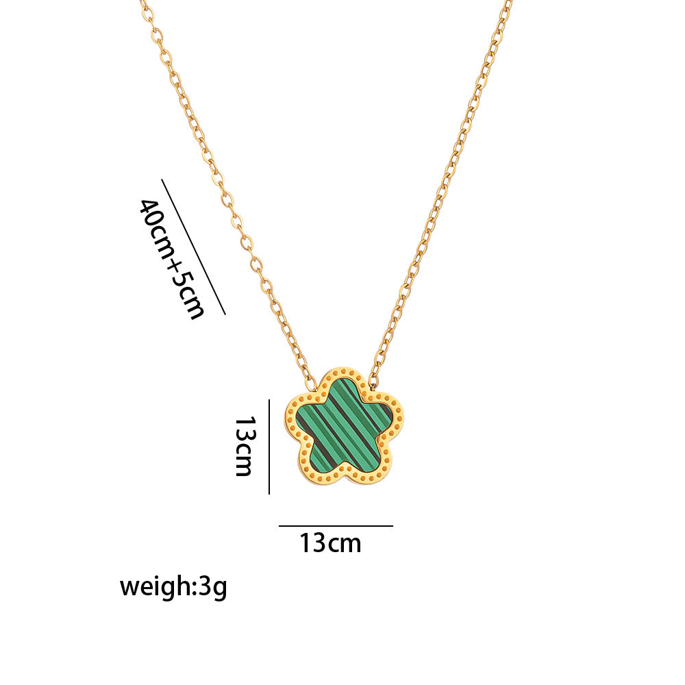 Collana pendente con fiore di pruno minimalista in madreperla da donna con intarsio di strass e catena a serpente in acciaio al titanio