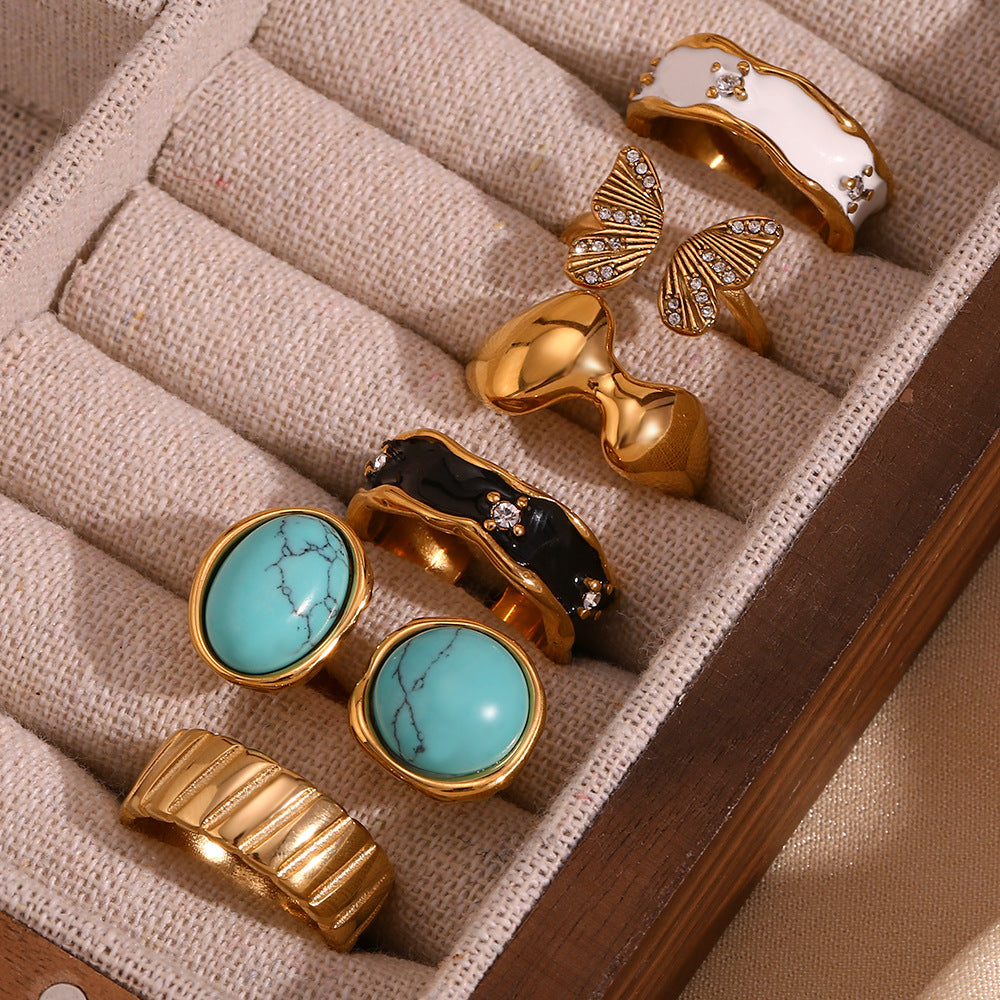 Anillo Minimalista Geométrico de Acero Inoxidable con Baño de Oro de 18K y Diseño Irregular con Micro Pavé para Mujer