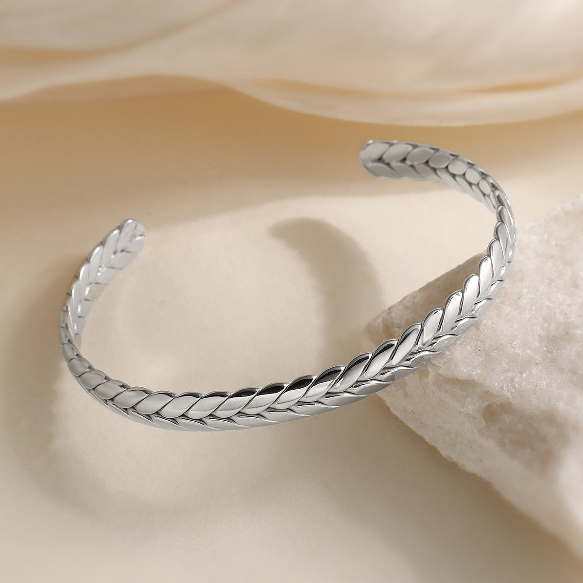 Bracciale Rigido Aperto Geometrico Minimalista da Donna in Acciaio Inox con Placcatura Oro 18K