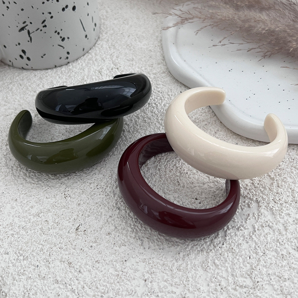 Bracciale a cerchio da donna, aperto, ampio, geometrico minimalista a forma di C con finitura in resina lucida