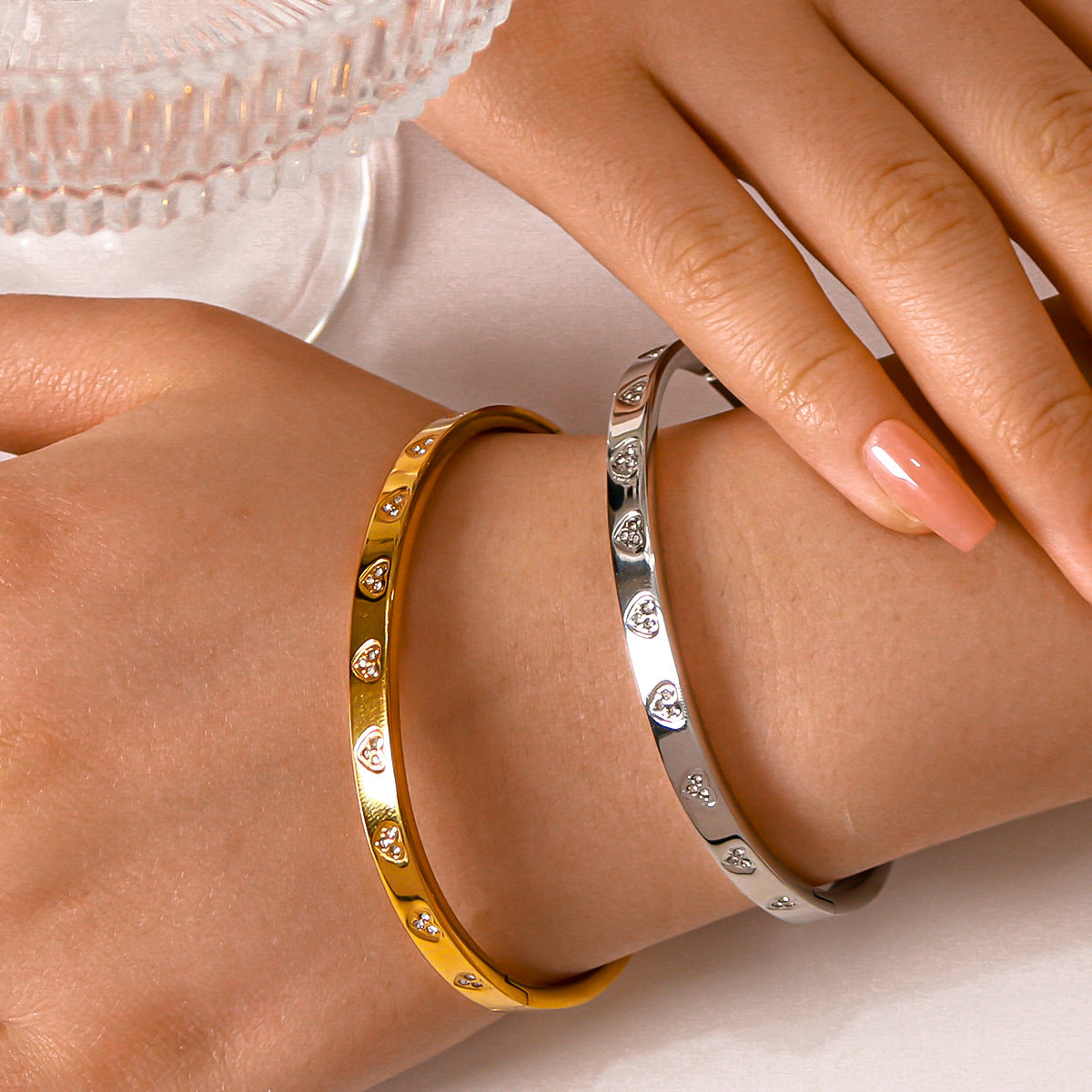 Minimalist Fashion Heart-Shaped Rhinestone-Embellished Stainless Steel Bracelet for Women with Plated Finish