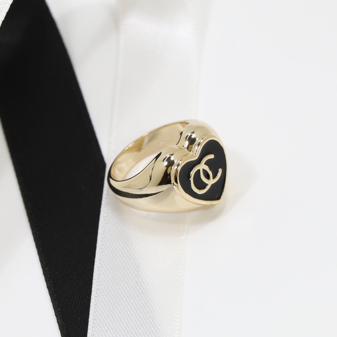 Anello a Cuore con Lettera in Ottone Placcato Oro di Lusso con Smalto Nero per Donna