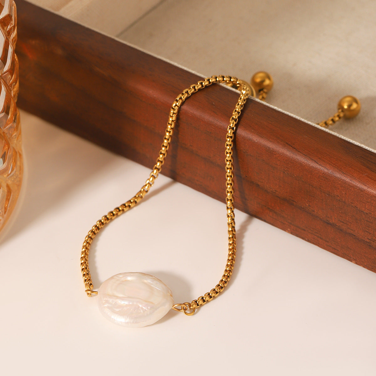 Bracciale con ciondolo minimalista geometrico con perla d'acqua dolce in acciaio inossidabile con finitura placcata, catena a maglie regolabile