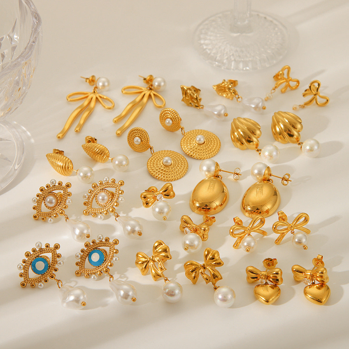 Pendientes minimalistas de acero inoxidable con forma de corazón y lazo, con acentos de perlas y chapados en oro de 18 quilates para mujer