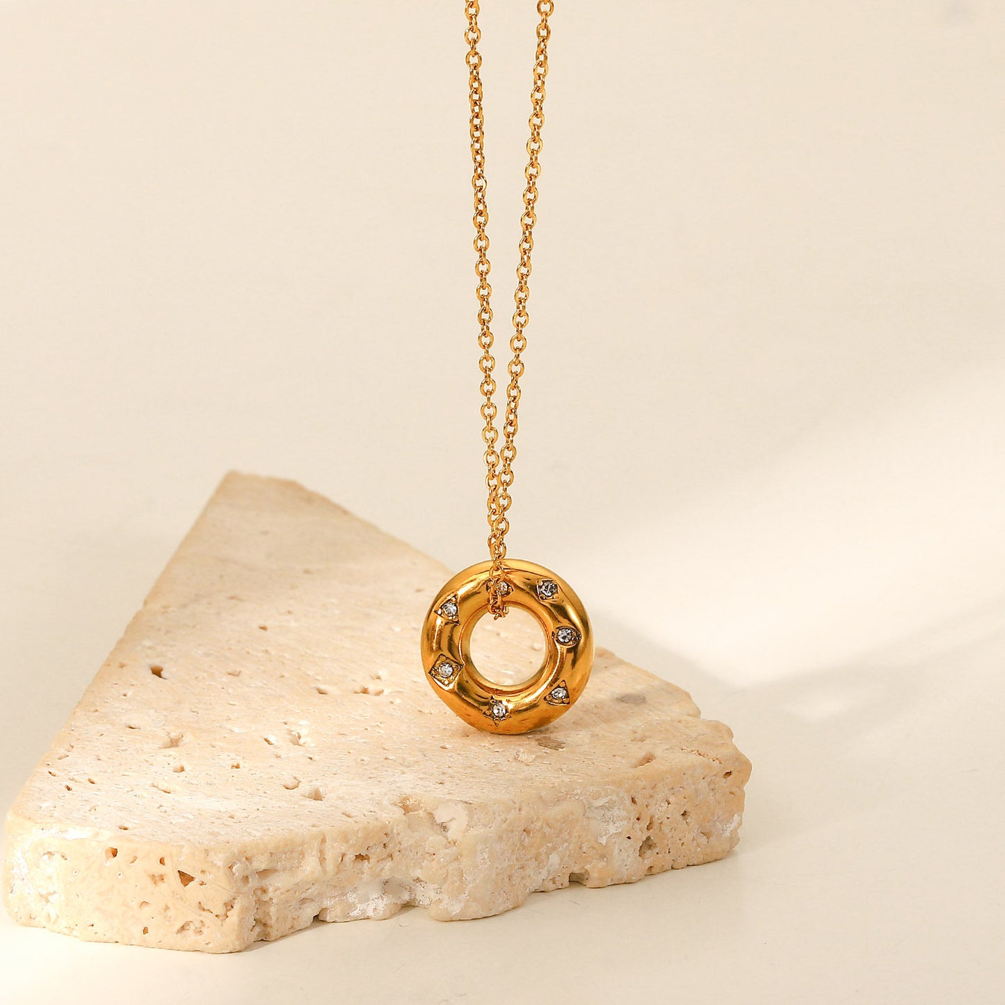 Collar Colgante de Círculo Hueco Geométrico Minimalista para Mujer de Acero Inoxidable con Baño de Oro de 18K e Incrustaciones de Zirconia