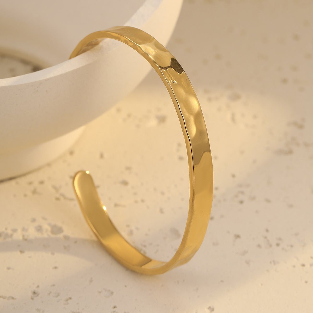 Fashionable Geometric Stainless Steel C-Shape Open Bangle Bracelet with Engraved Hammered Texture and Plated Finish