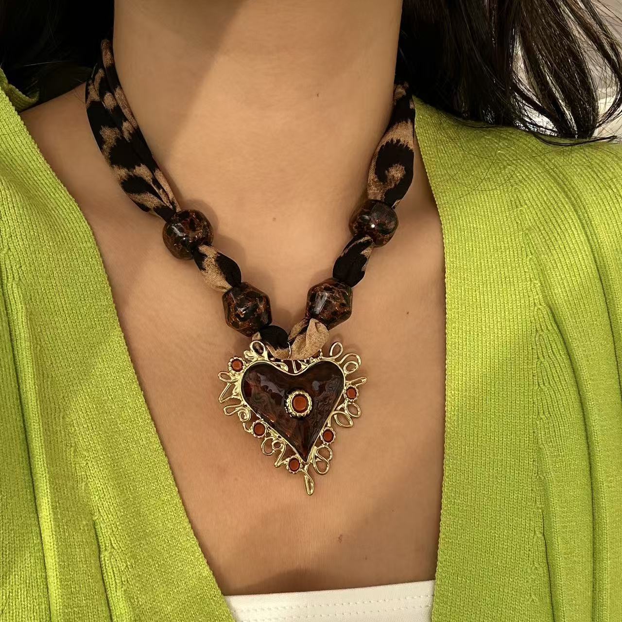 Collar con colgante informal de cruz y corazón de acero inoxidable para mujer