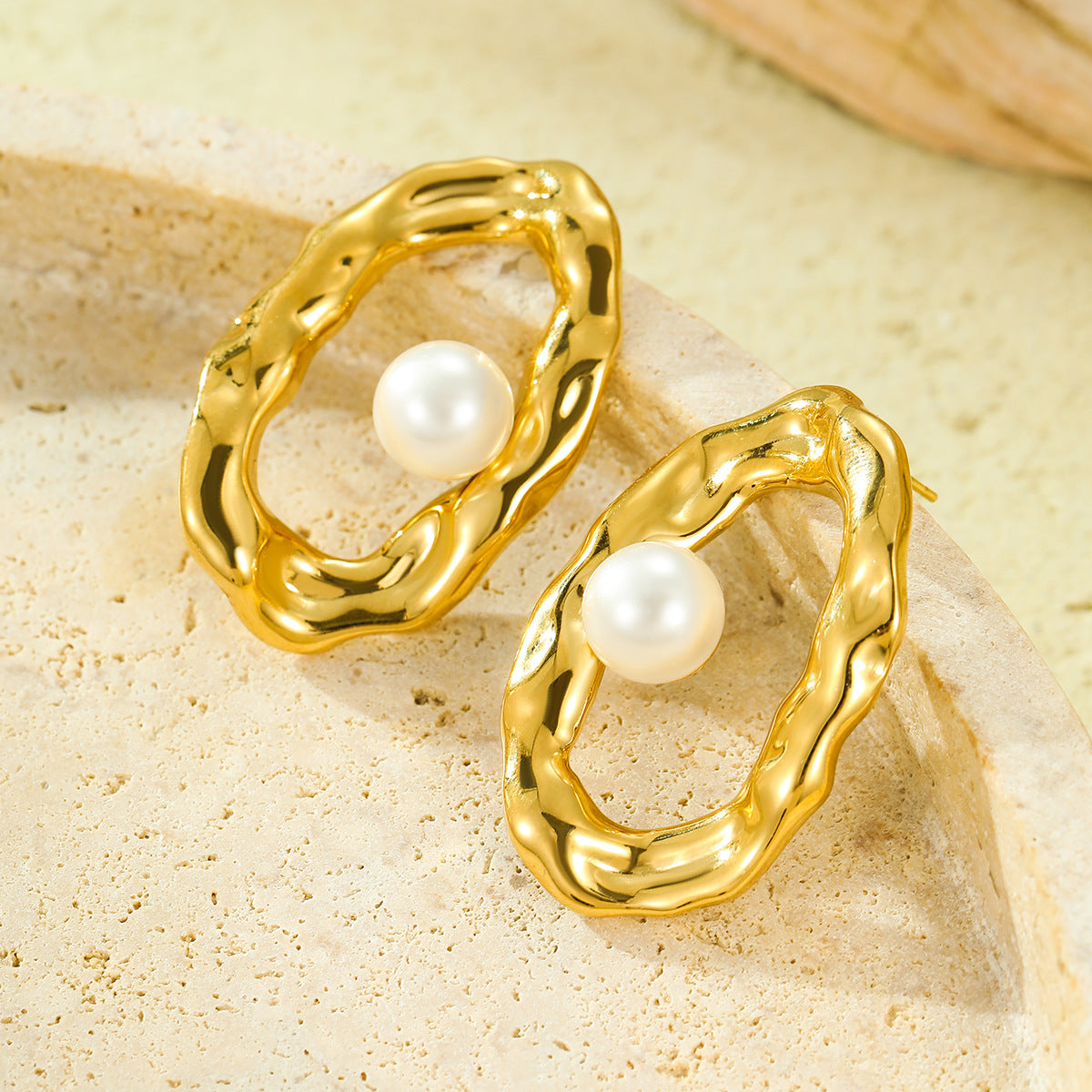 Orecchini a perno geometrici piegati vintage in acciaio inossidabile cavo con intarsio di perle per donne