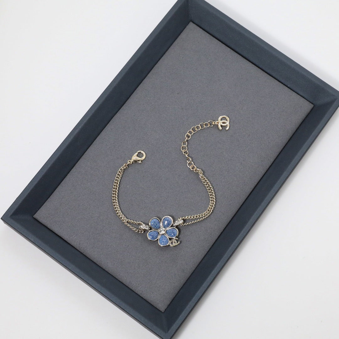 Elegante spilla da donna in ottone placcato con strass floreali