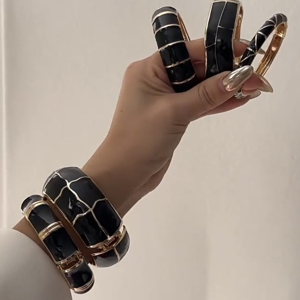 Bracciale in lega placcato oro con gocce geometriche