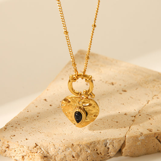 Collana da donna vintage in stile corte francese a forma di cuore, placcata in acciaio al titanio con catena a maglie e accento geometrico