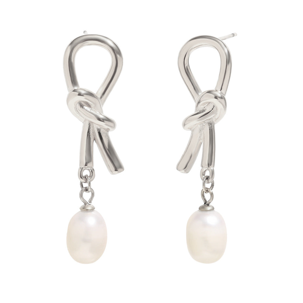 Aretes minimalistas geométricos de acero inoxidable con baño de oro de 18 quilates y perla anudada como acento