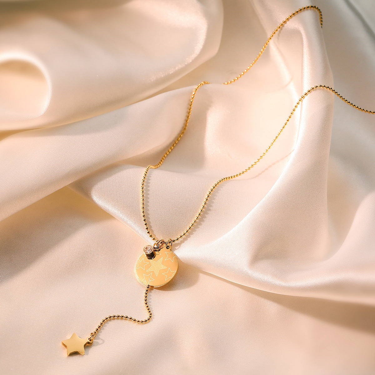 Collana con ciondolo a stella a cinque punte minimalista da donna in acciaio al titanio con placcatura in oro vero