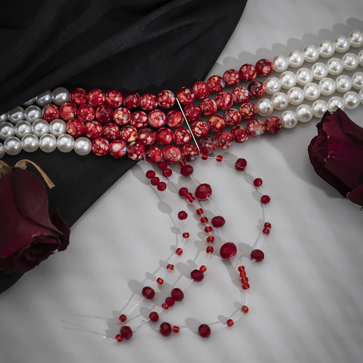 Collana vintage gotica multistrato con perle e nappe, ciondolo con strass e finitura placcata, da donna