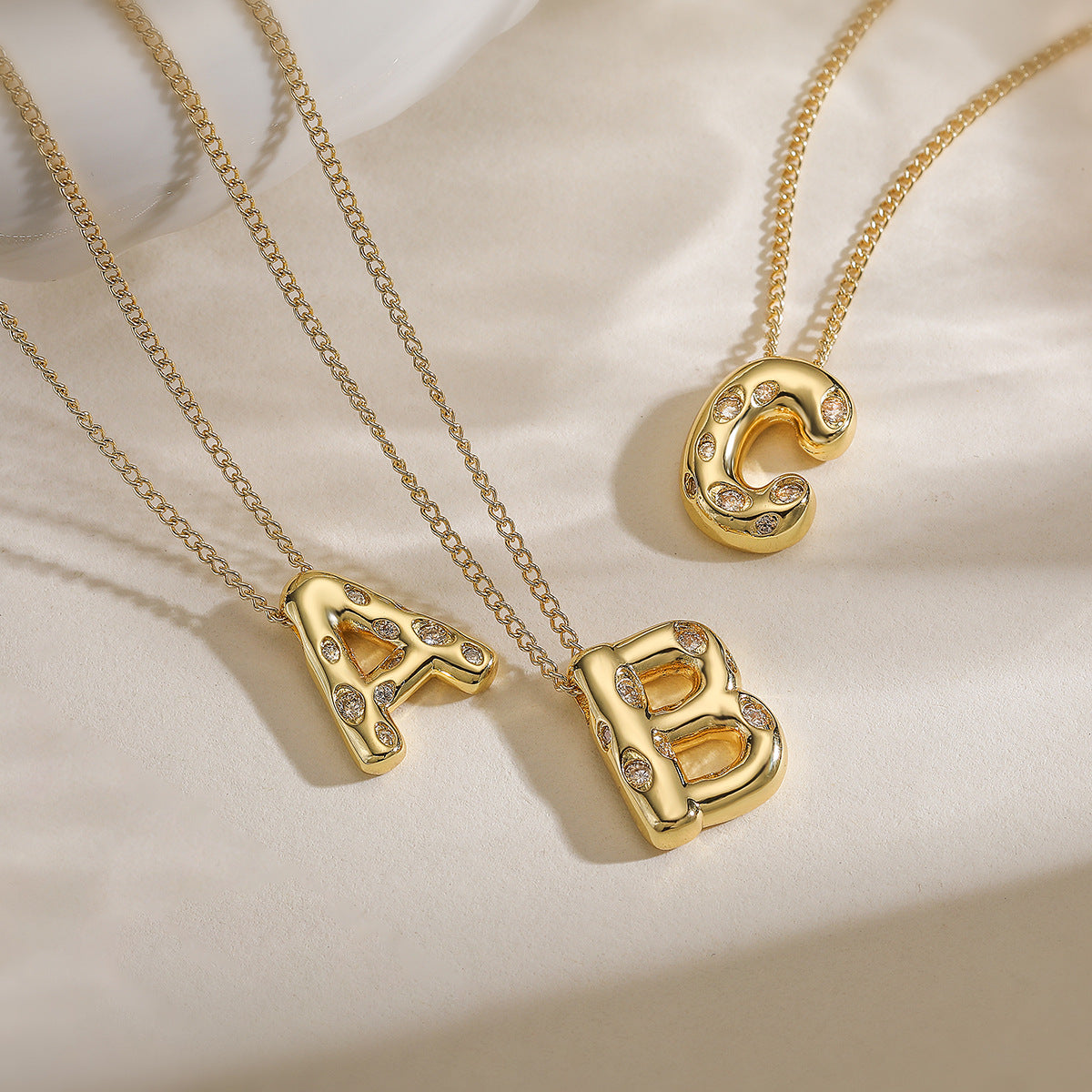 Collana da donna con ciondolo a lettera geometrico minimalista in ottone con placcatura in oro e intarsi in zircone