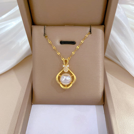 Collana Pendente Luna Geometrica di Lusso in Acciaio al Titanio con Intarsi di Strass, Catena Unisex