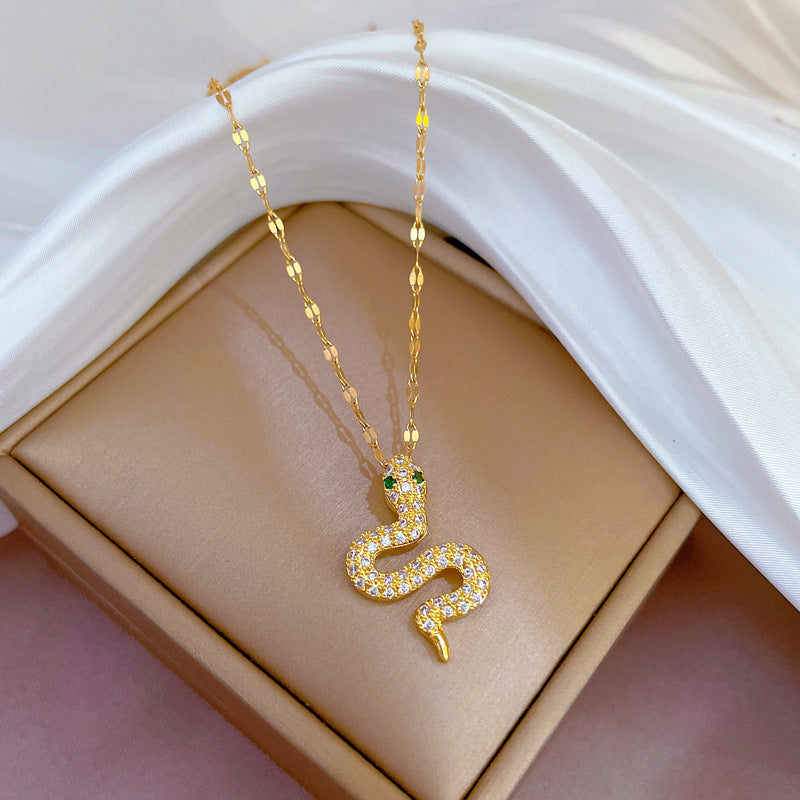 Collar con colgante de serpiente de ojo verde para mujer, de acero de titanio con diamantes de imitación, cadena geométrica